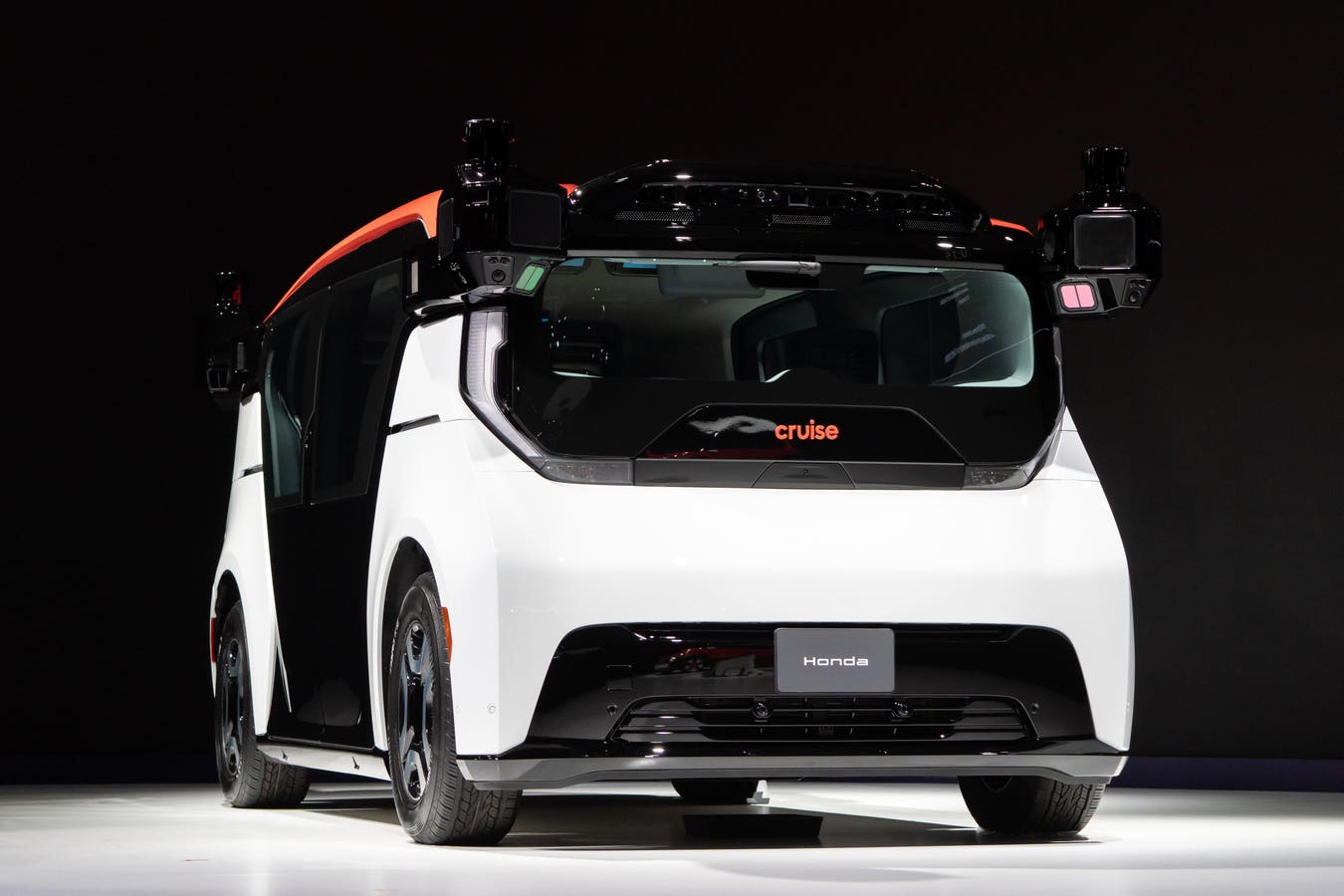 Featured image for GM Halts Production of Cruise Driverless Van Amid Safety Concerns and Trust Issues