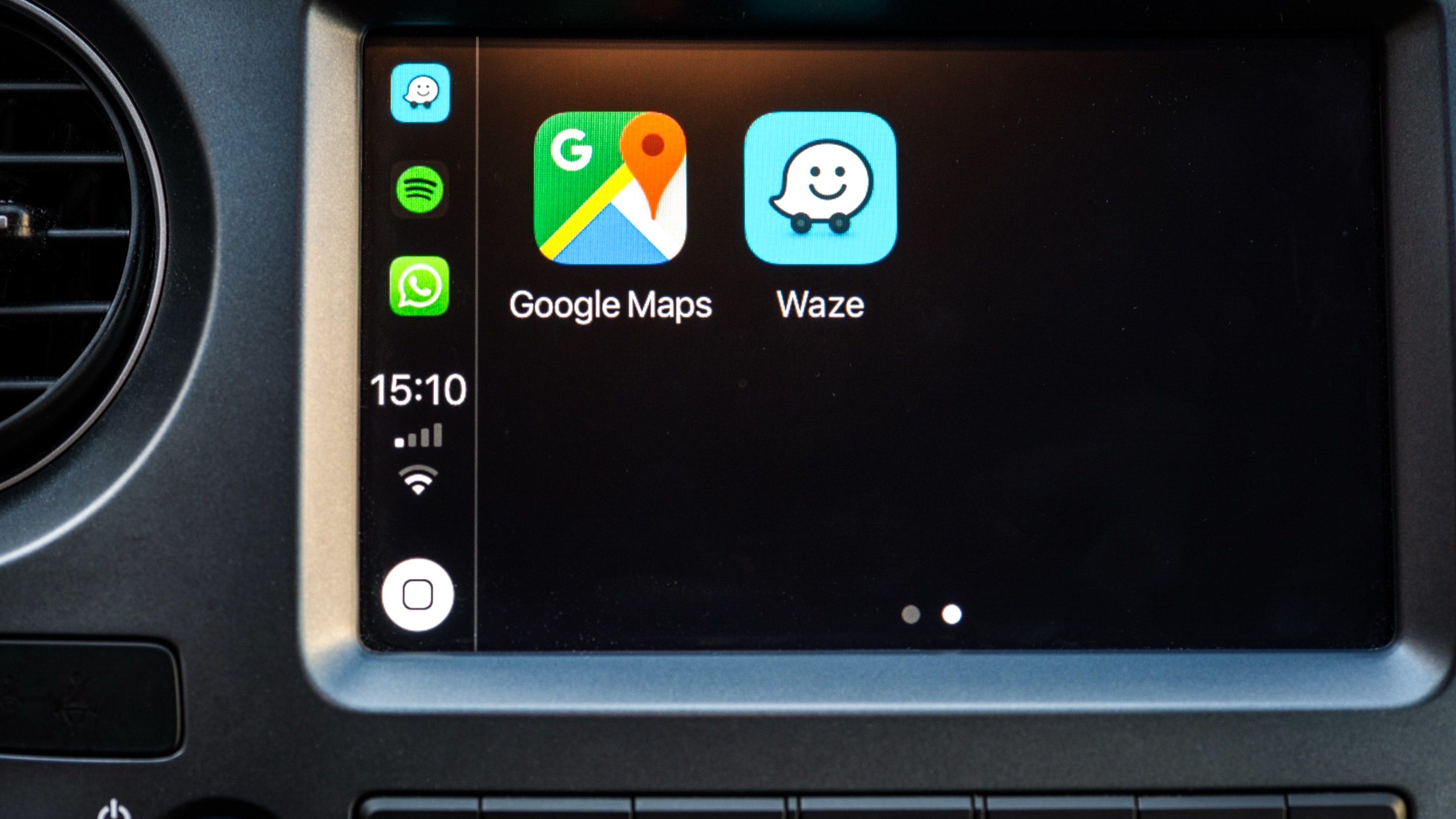 Featured image for Waze and Google Maps Showdown: Which Navigation App Reigns Supreme?