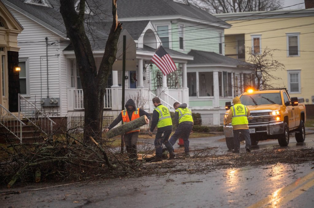 Maine Battling Severe Storm: Schools and Government Buildings Shut, Thousands Without Power