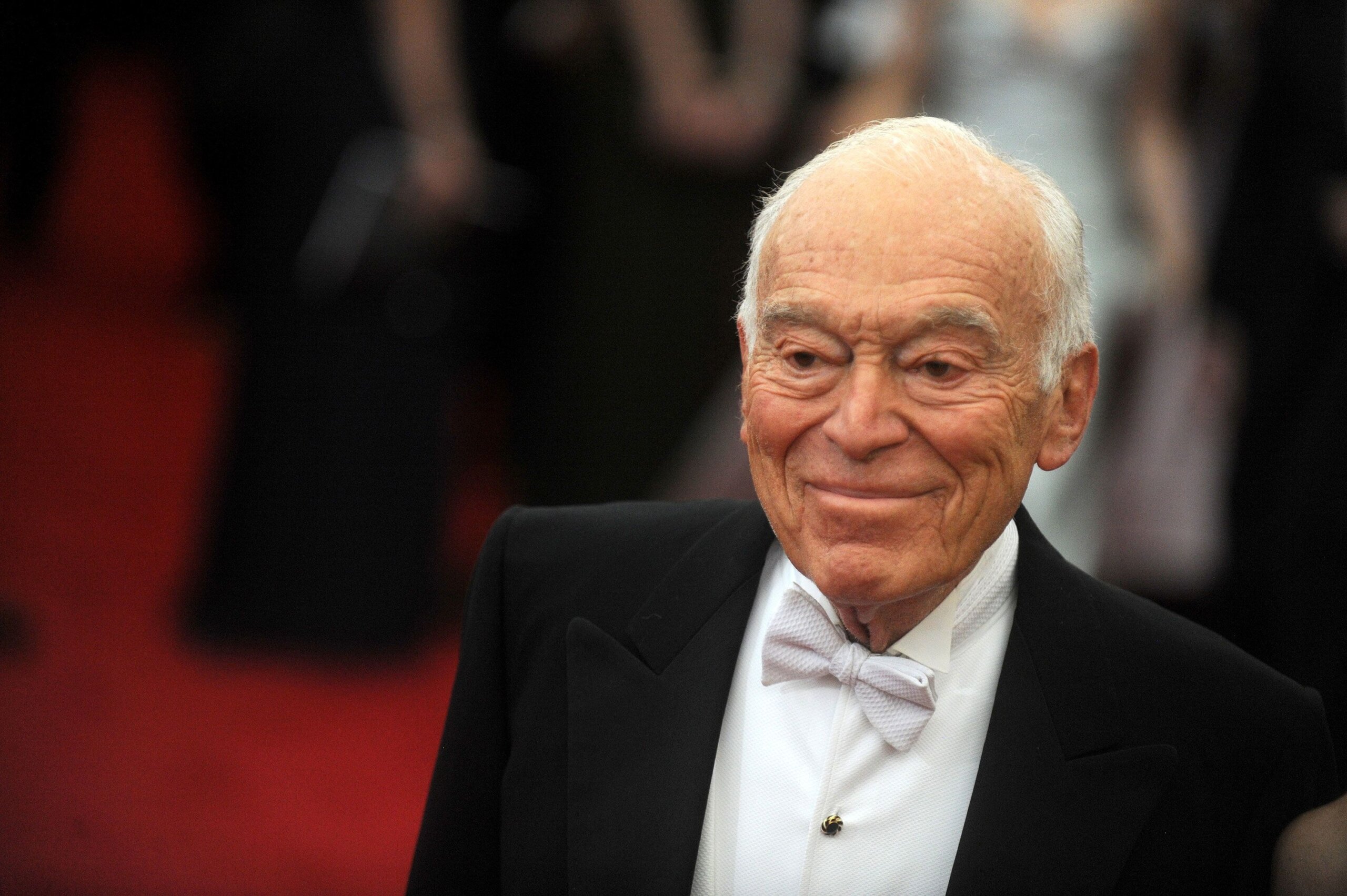 Featured image for Leonard Lauder, Cosmetics Billionaire Heir, Dies at 92