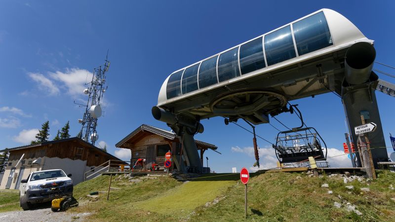 Featured image for "French Ski Resort Shuts Down Permanently Due to Snow Shortage"