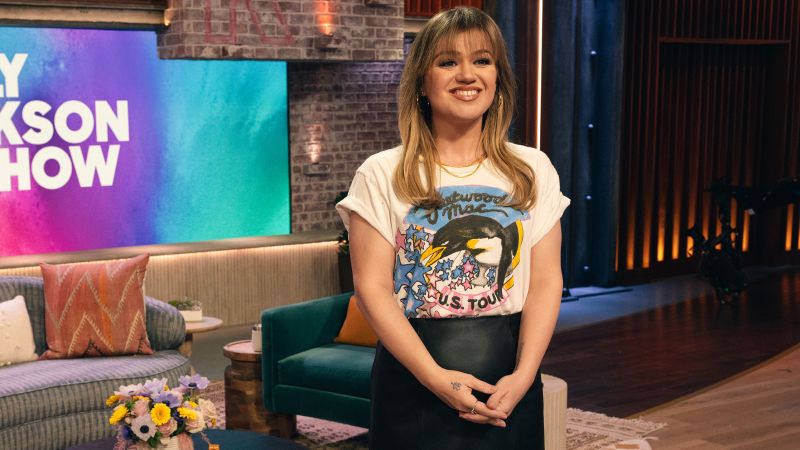 "Kelly Clarkson's Pre-Diabetic Diagnosis Sparks Weight Loss Journey"