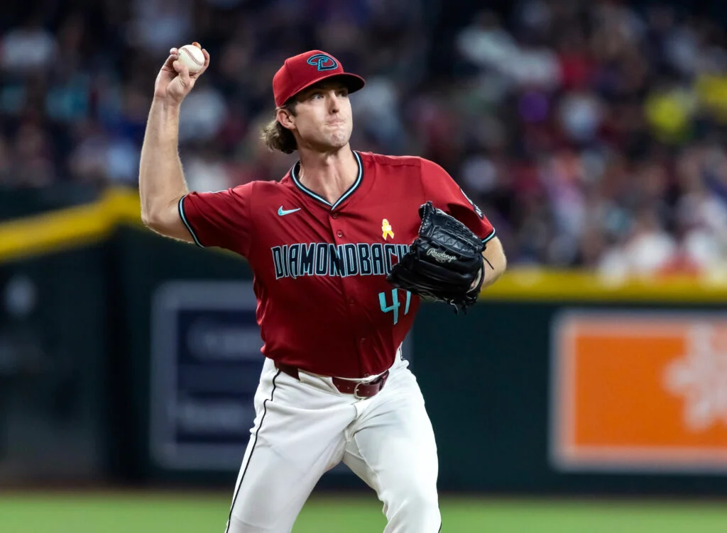 Brewers add Woodford to bolster pitching depth