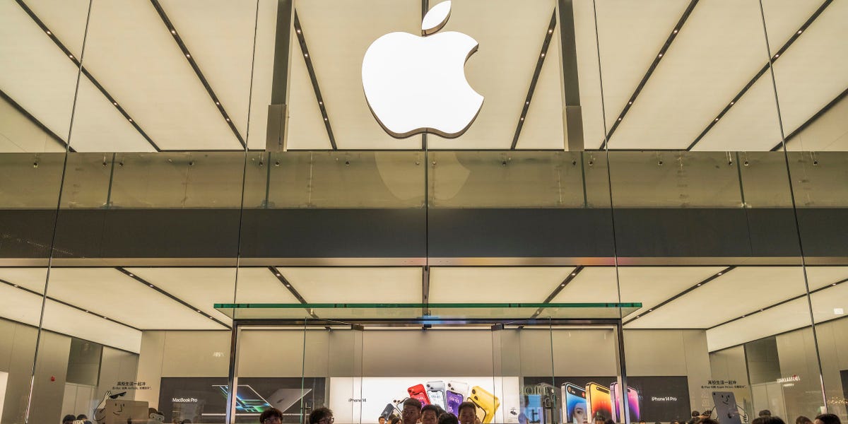 Featured image for "iPhone 15 Launch Sparks Worldwide Frenzy and Carrier Deals"