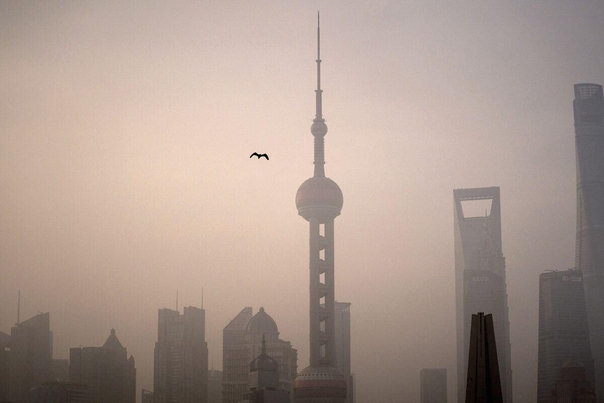 "China Stocks Plummet to 5-Year Lows Amid Weak Outlook and Global Tensions"