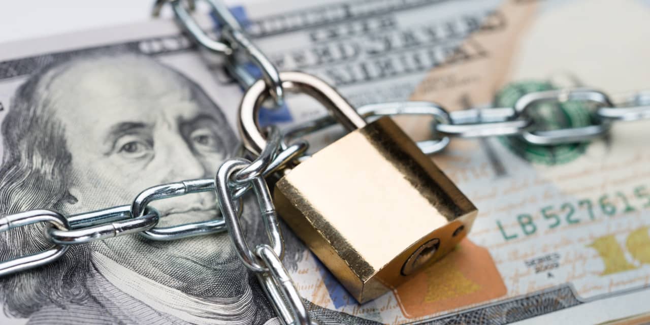 Strategist Advises Buying Gold and Selling U.S. Dollars