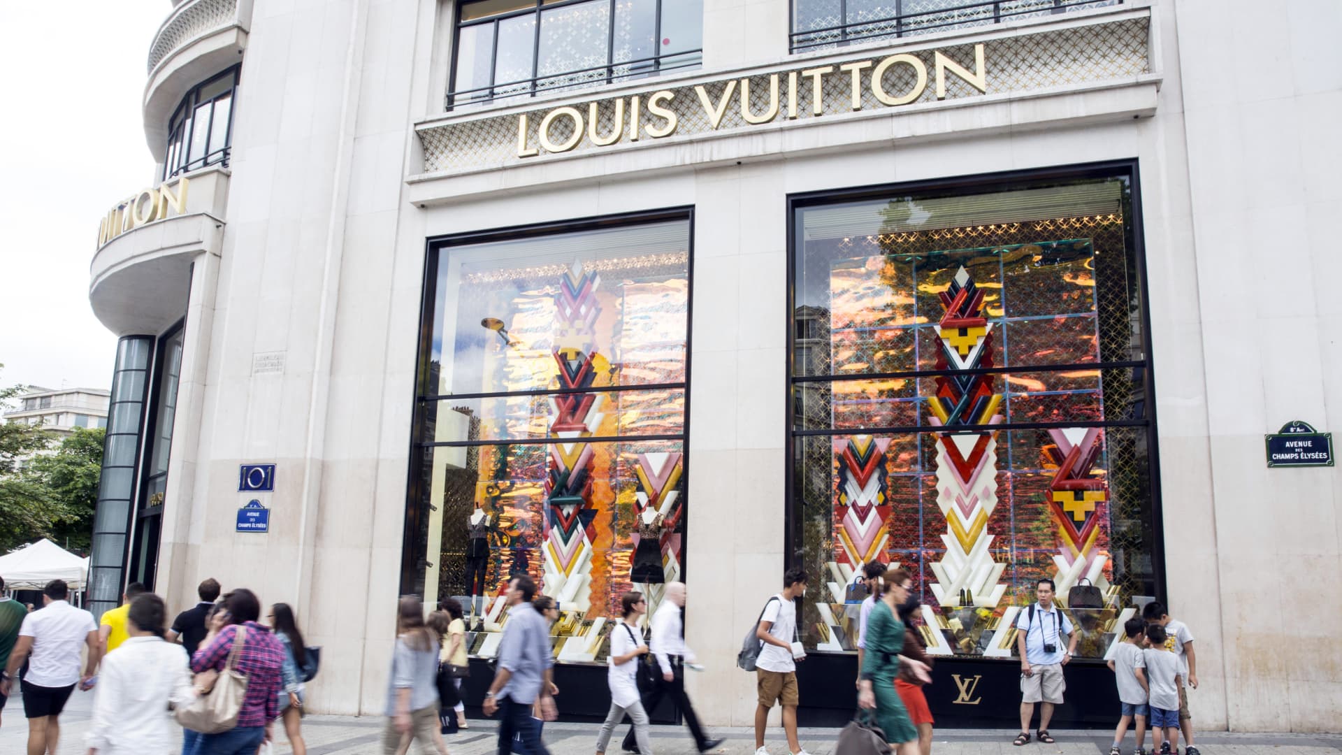 Featured image for Top Global Stocks Analysts and Insiders Love, Including Warren Buffett's Picks