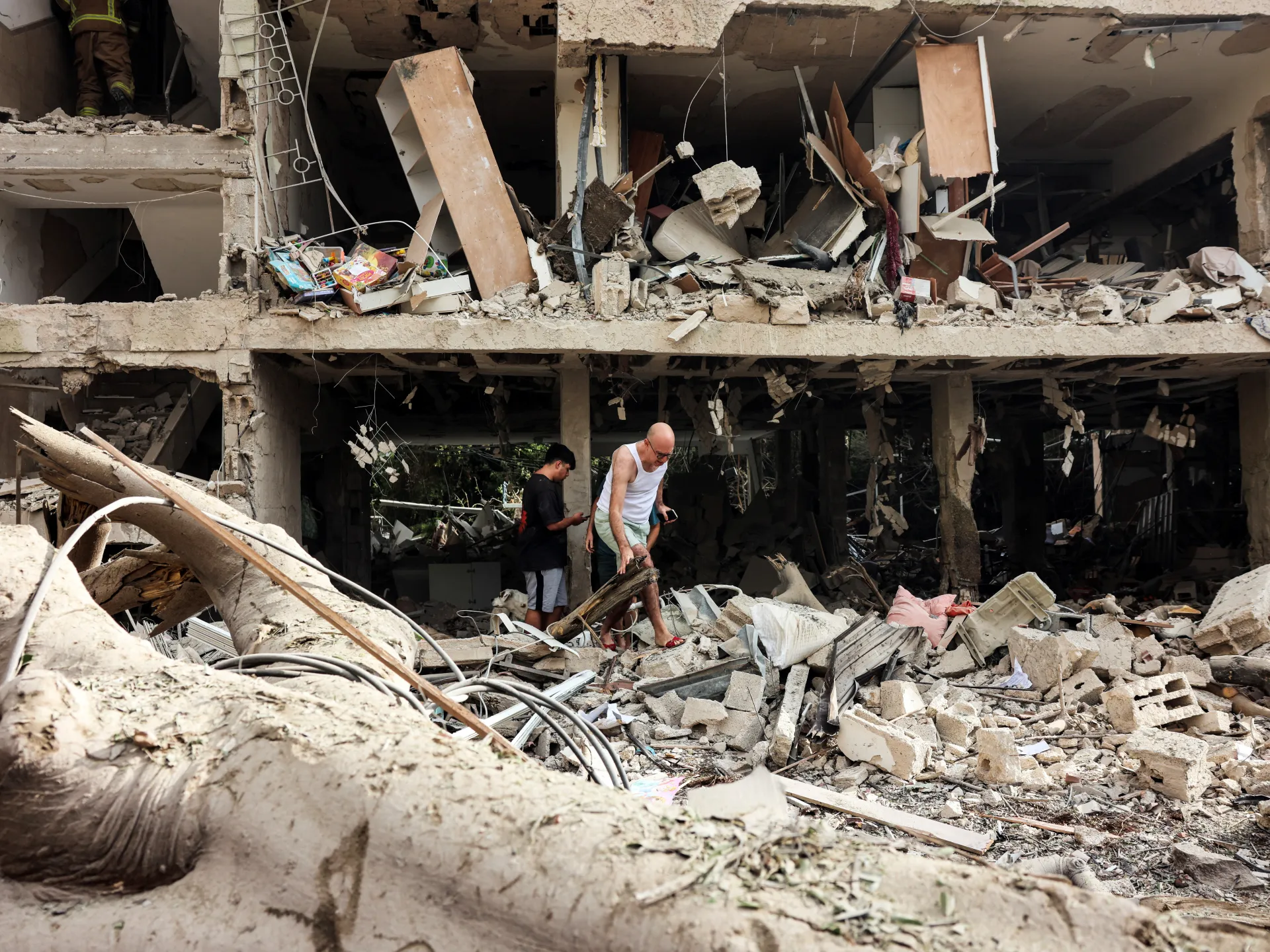 Featured image for Iranian missile attacks and U.S. strikes escalate tensions in Israel