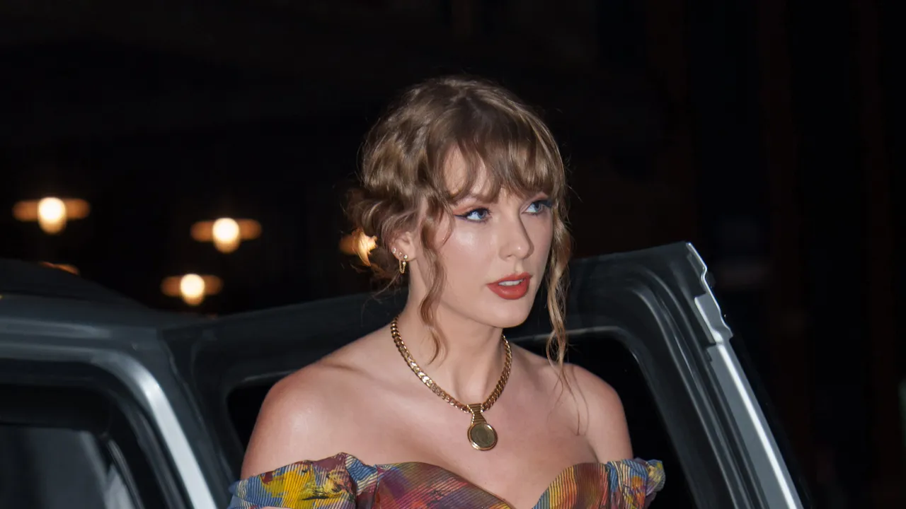 Featured image for Taylor Swift and Zoë Kravitz Turn Heads with Bold NYC Dinner Styles