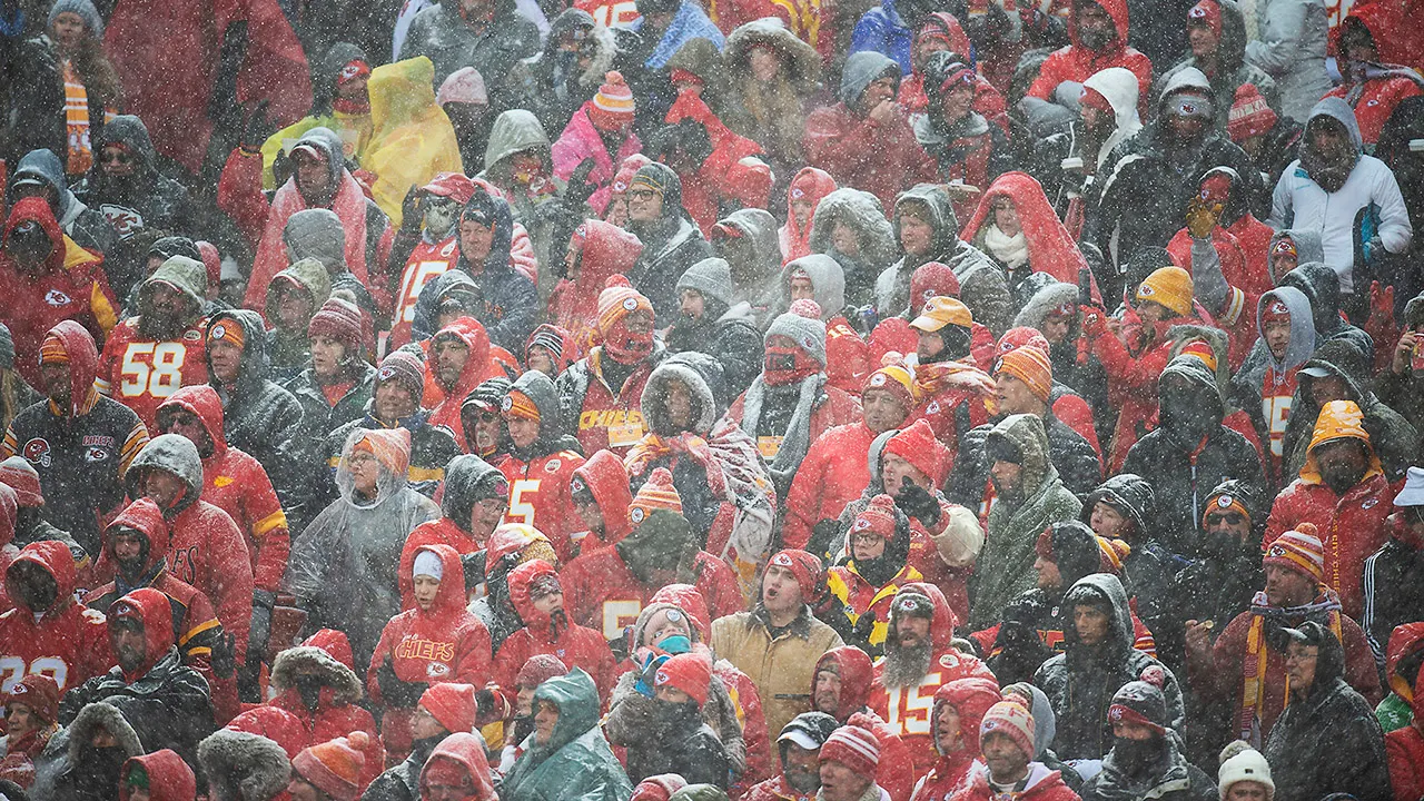 "Chiefs-Dolphins Face Frigid Conditions in Historic NFL Playoff Showdown"