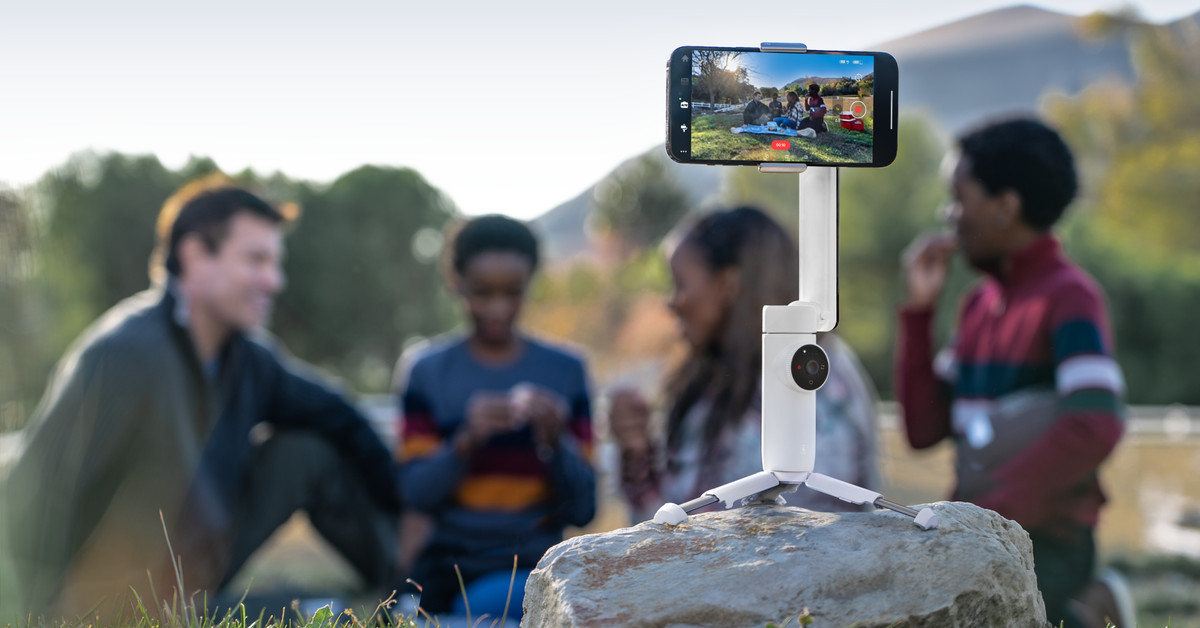 Featured image for Revolutionize Your Content Creation with Insta360 Flow's AI Tracking Smartphone Stabilizer