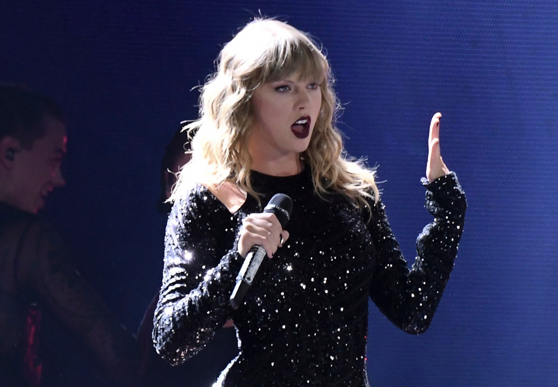 "Taylor Swift's Online Presence Compromised by Viral AI Deepfakes"