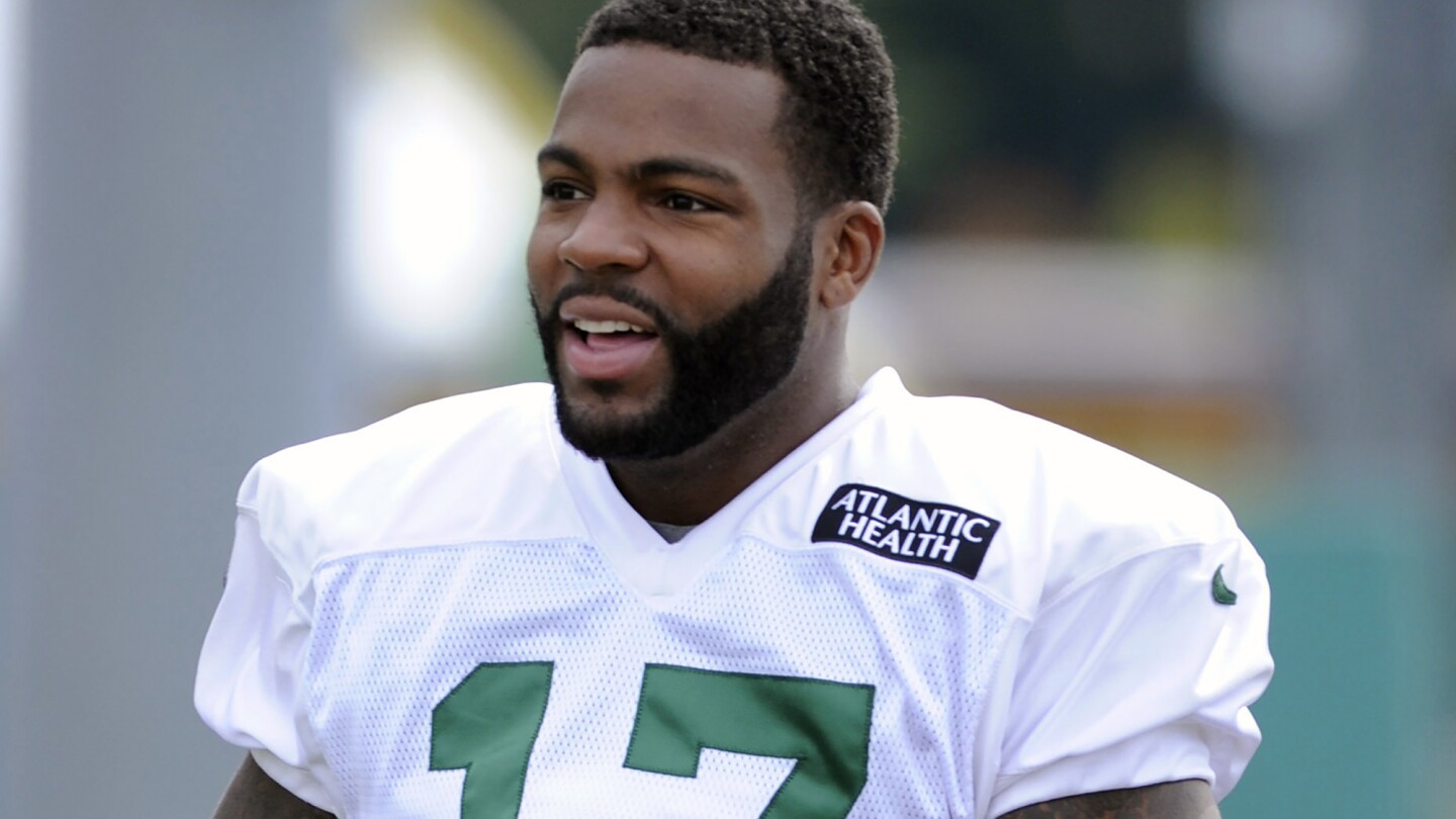 Featured image for Ex-NFL Player Braylon Edwards Rescues 80-Year-Old from Locker Room Assault