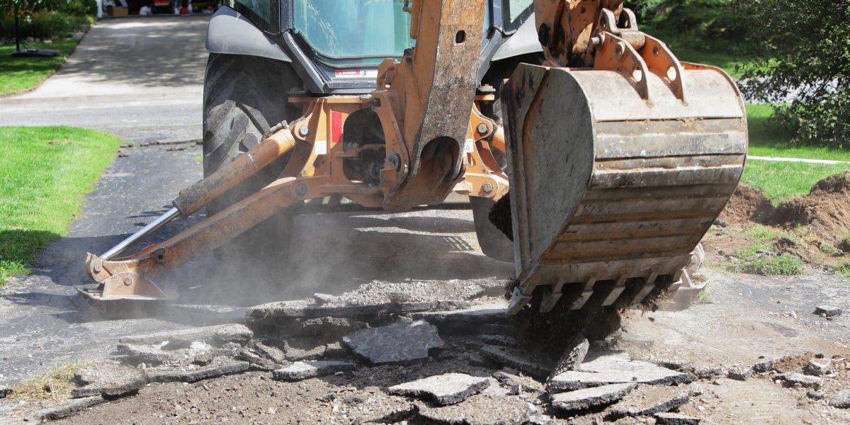 Featured image for "Single Florida Mother Shocked as Scammers Make Off With Her Driveway"