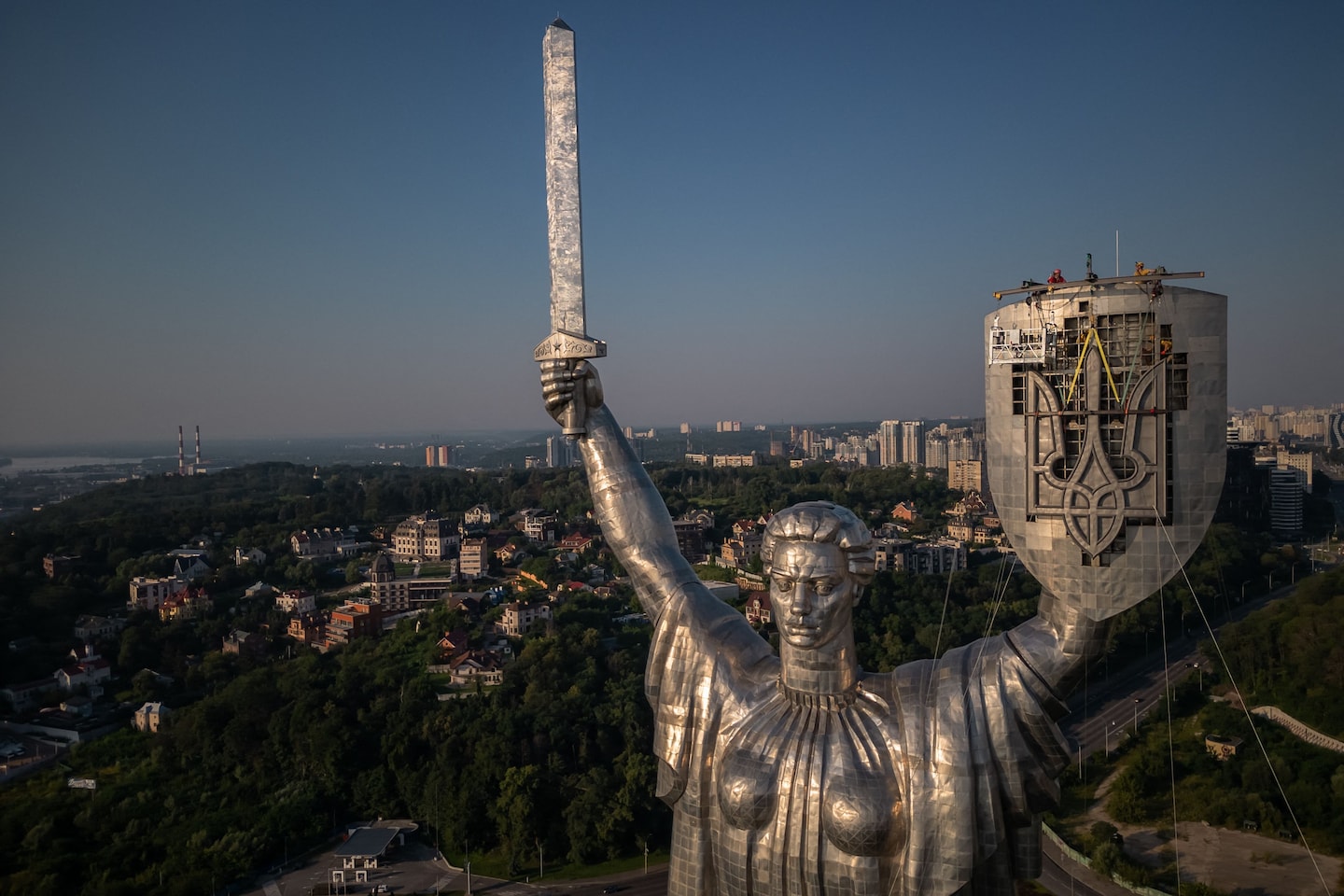 Featured image for "Motherland Monument in Kyiv Embraces Ukrainian Identity, Removes Soviet Symbol"