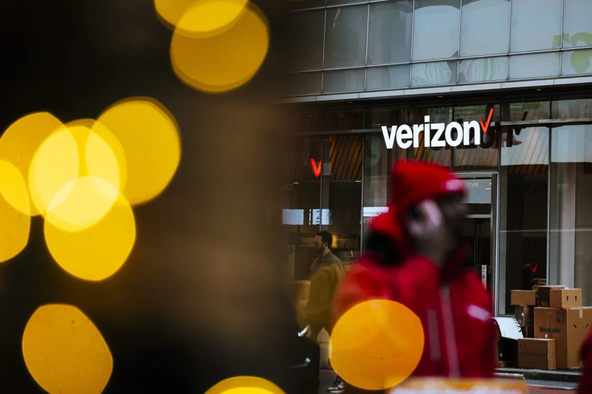 "Verizon's Mobile Turnaround: Strong Customer Growth and Cash Flow in 2023"