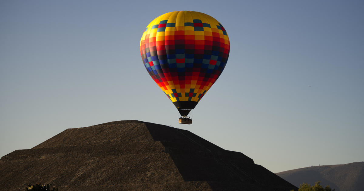 Featured image for Fatal hot air balloon accident near Mexico City leaves 2 dead, 1 injured.