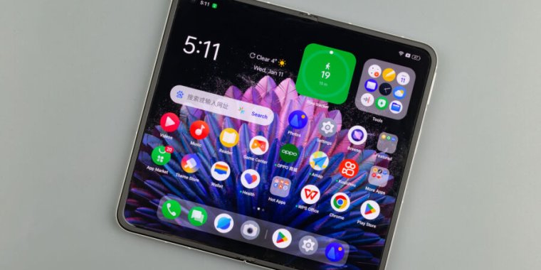 The Pros and Cons of Flip Smartphones in Today's Market