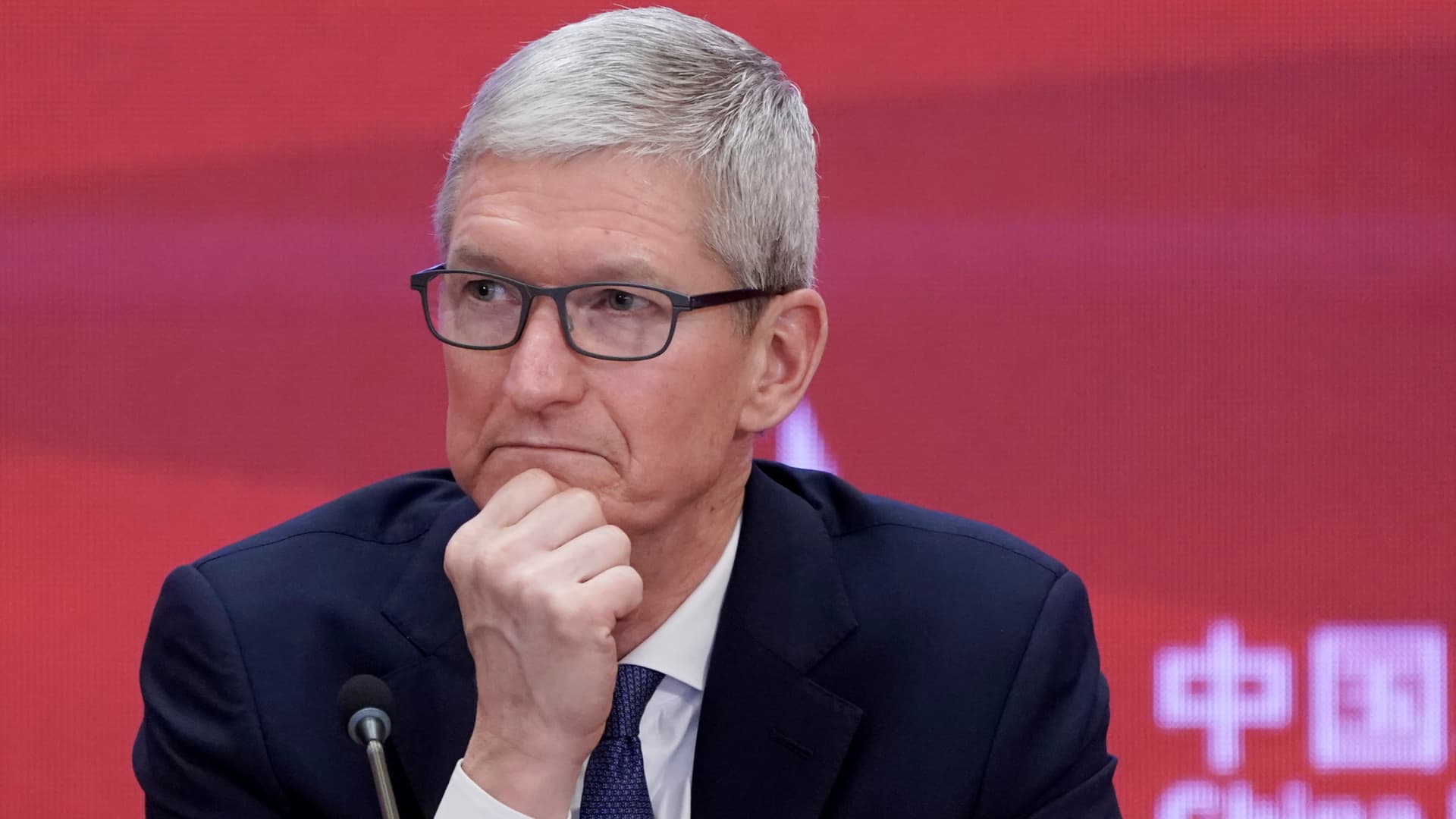 "Analyzing Apple's Challenges: China Sales Slump and Record Services Revenue"