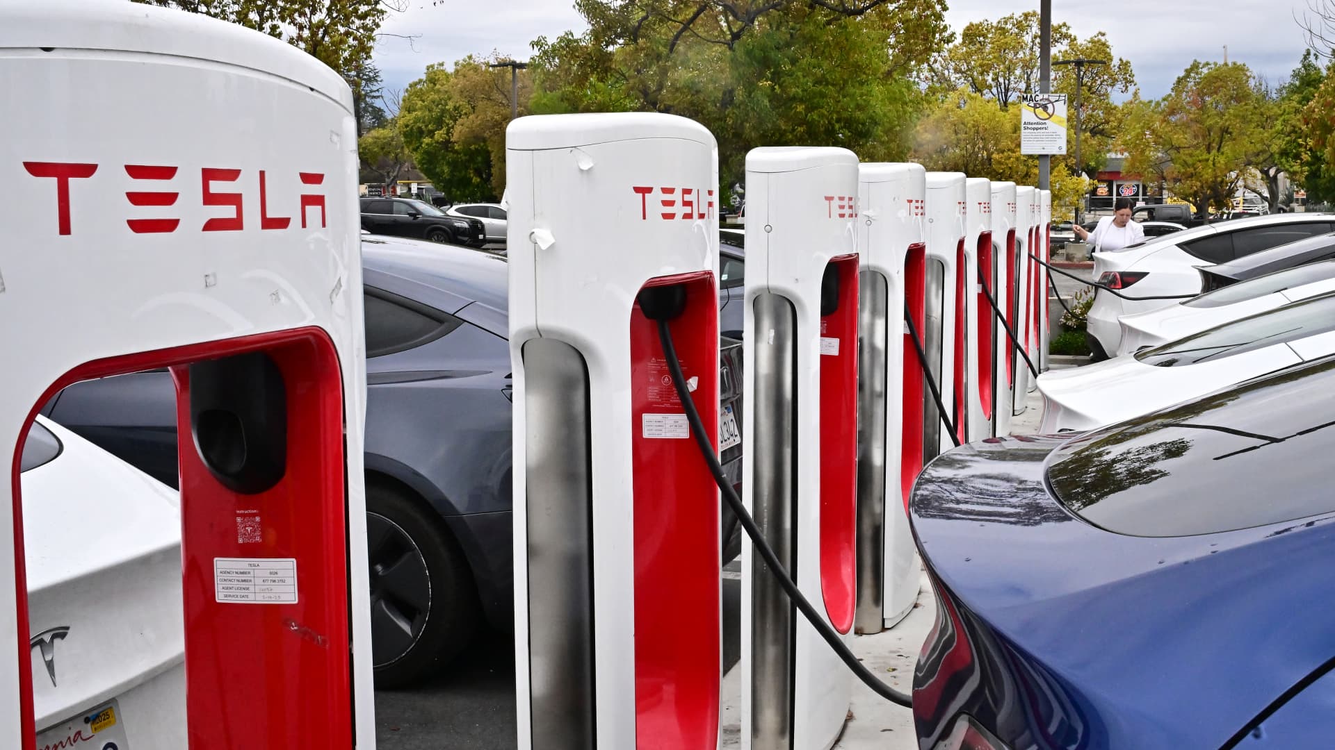 U.S. Automakers Navigate Shifts in EV Policies and Gas Vehicle Trends