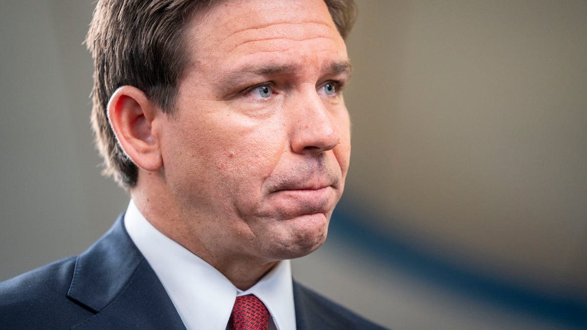 Featured image for "DeSantis Navigates Trump Dynamics in Iowa Town Halls Amid Election Buzz"