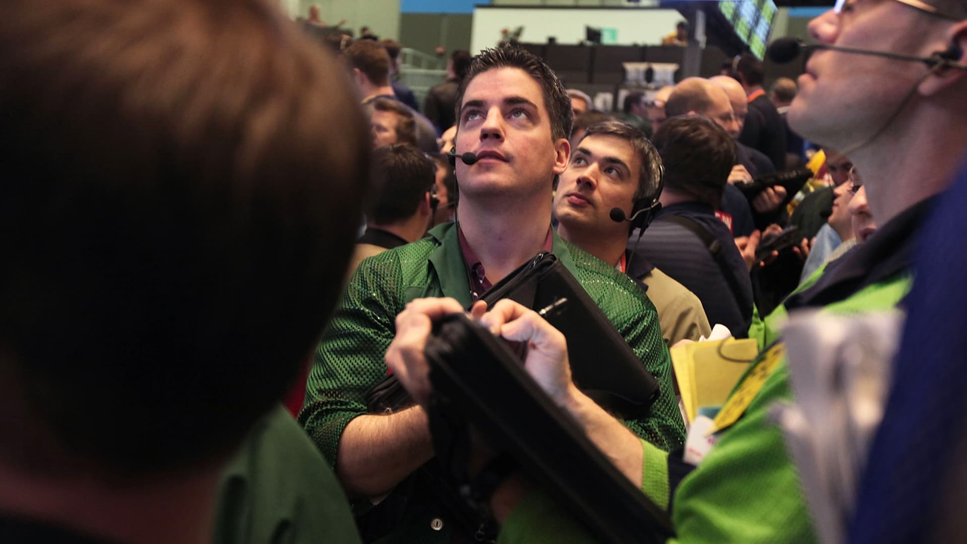 "Bill Ackman's Treasury Bet: Yields Little Changed as Dow Jones Falls"