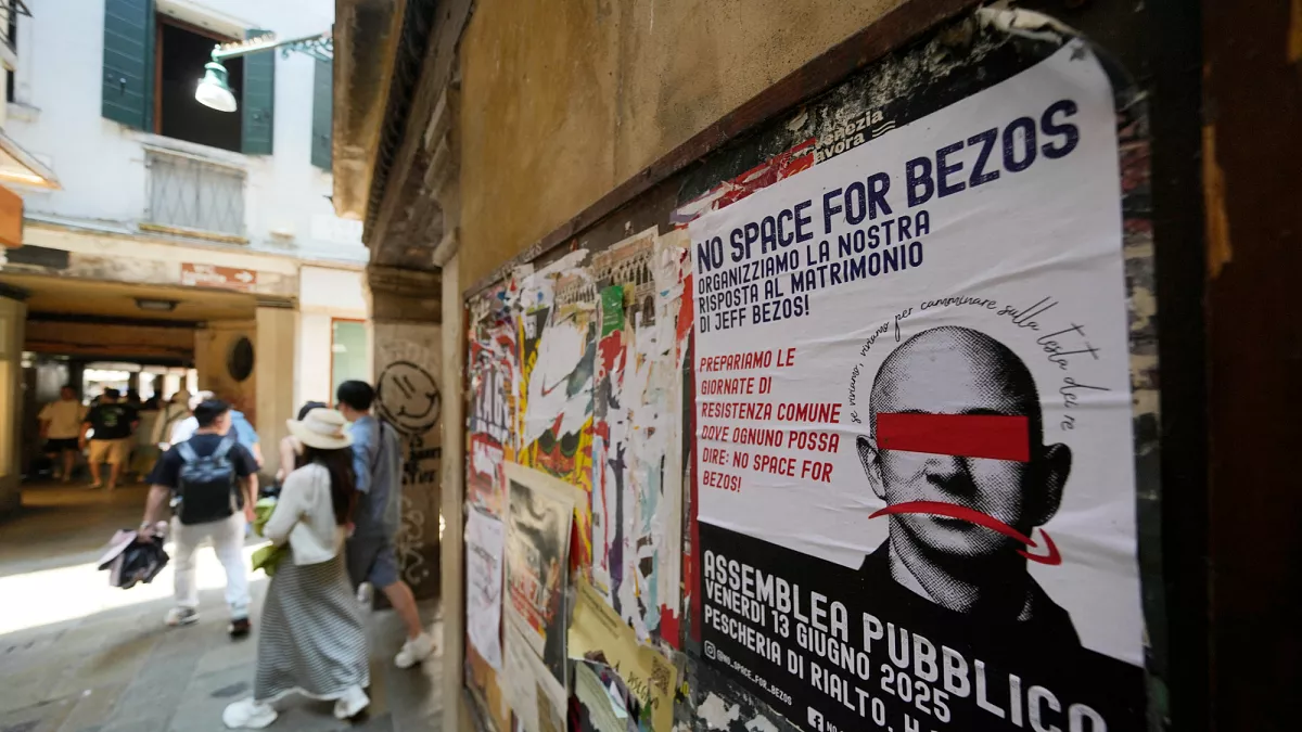 Featured image for Venetians Protest Bezos's Wedding Plans in Their City