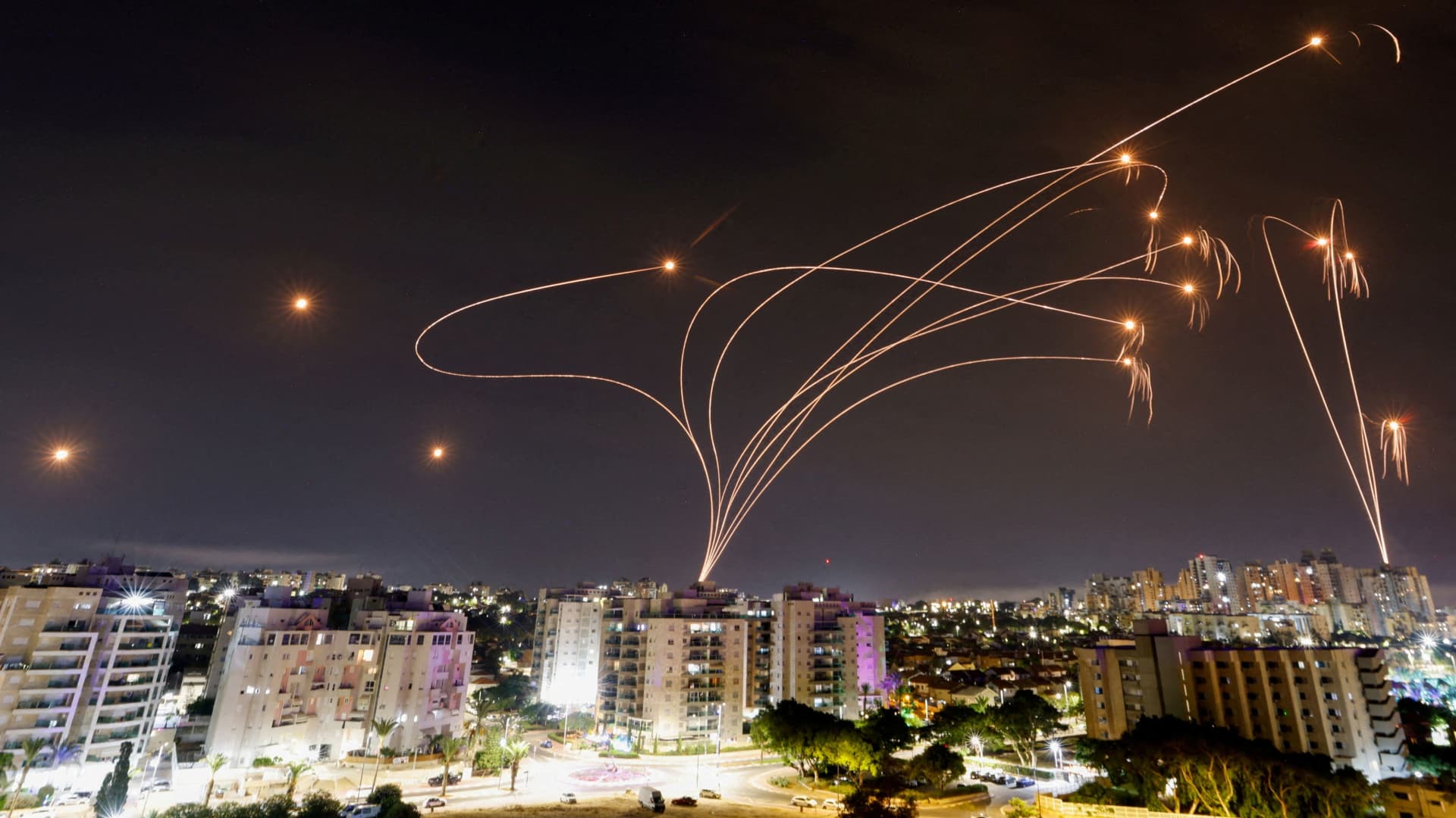 "Middle East Tensions: Israel's Response to Iran's Attacks and US Efforts to Prevent Escalation"