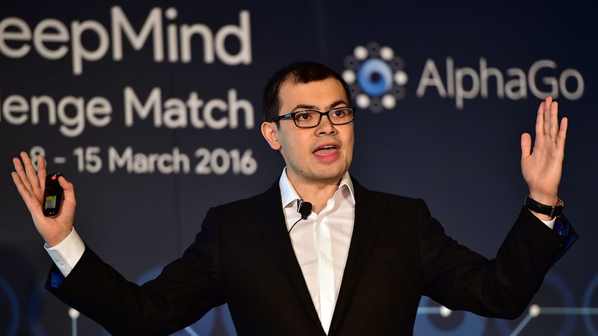 Featured image for AI Experts Clash: DeepMind Boss vs Meta AI Chief in Fearmongering Debate