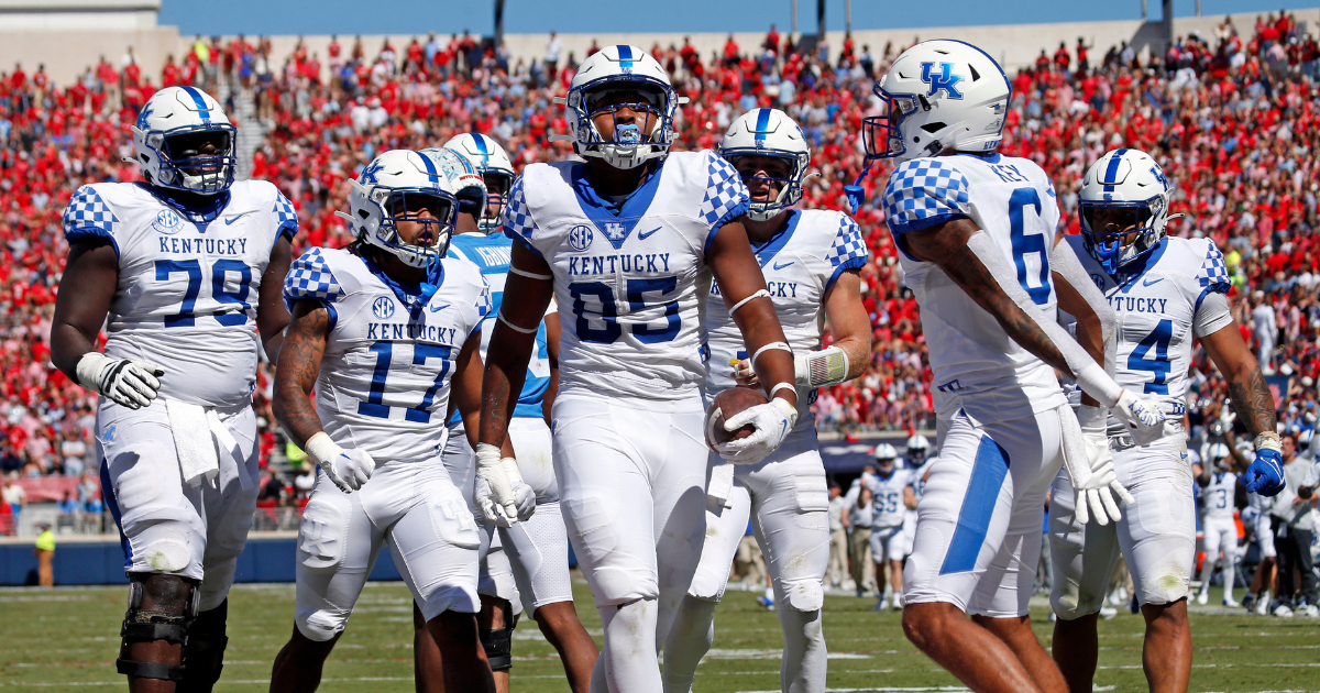 "Kentucky Football's Uniform Combo Revealed for Georgia Game"