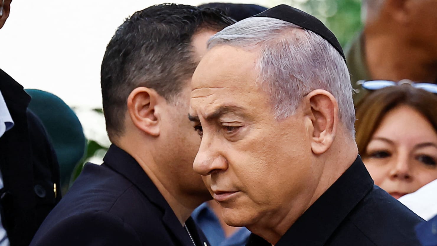 "Israeli War Leader Challenges Netanyahu's Handling of Gaza Conflict"