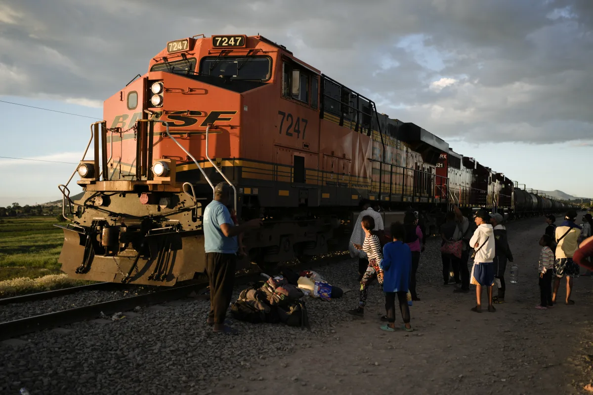 "Migrant Influx Forces Mexican Railway Operator to Suspend Trains for Safety"
