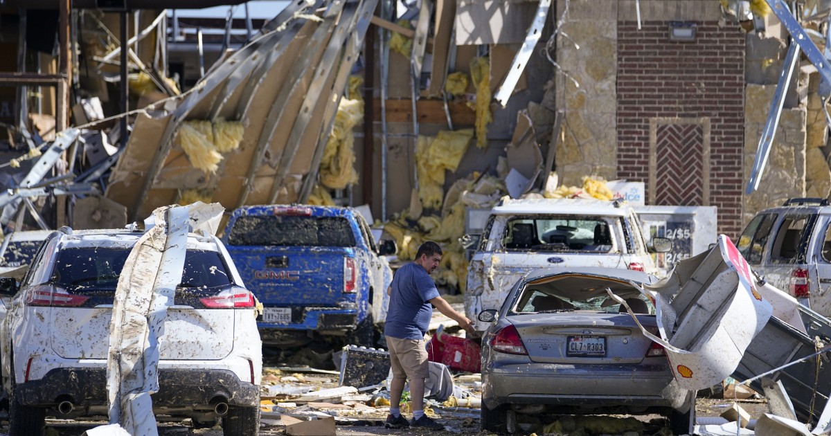 Featured image for Deadly Tornadoes Ravage Central US, Leaving 19 Dead
