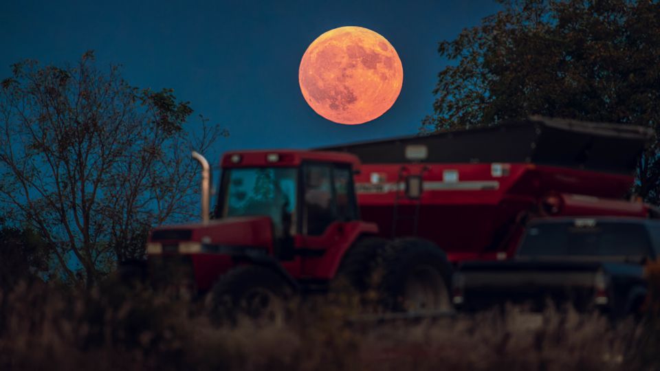 Featured image for Spectacular Full Corn Moon and Total Lunar Eclipse This Weekend