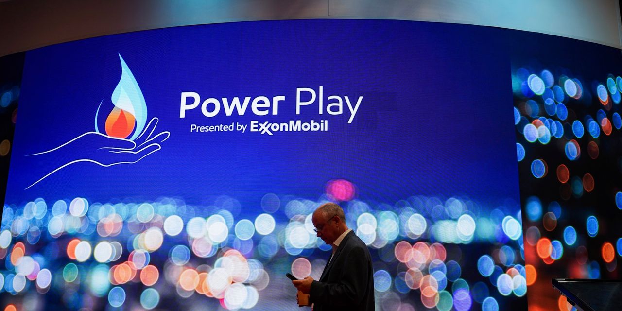 Featured image for Oil Giants Exxon and Chevron Eye Shale Deals Amid Profit Decline