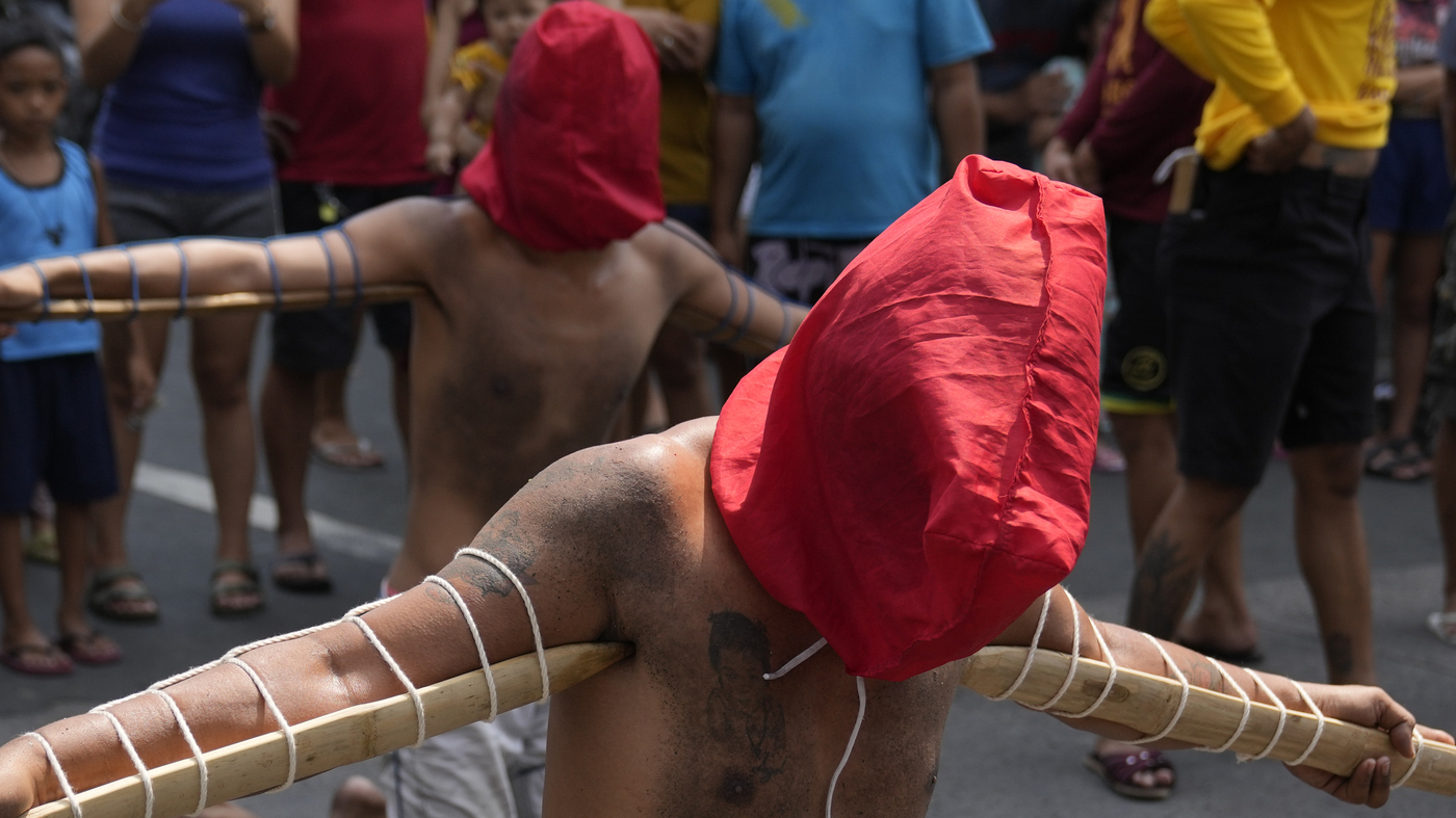 Philippines resumes Easter live reenactments after COVID hiatus.