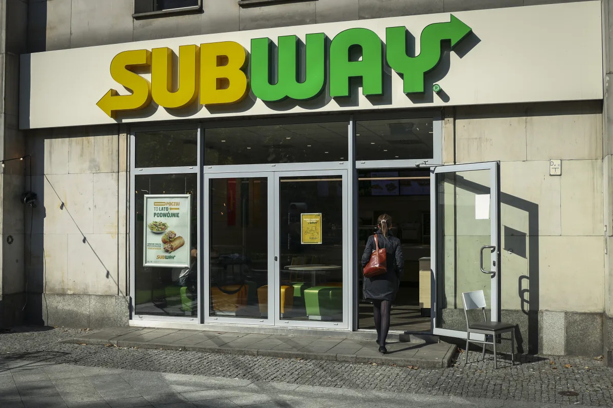Featured image for Subway's Same-Store Sales Soar 12.1% in Q1 Amidst Company Sale Plans.
