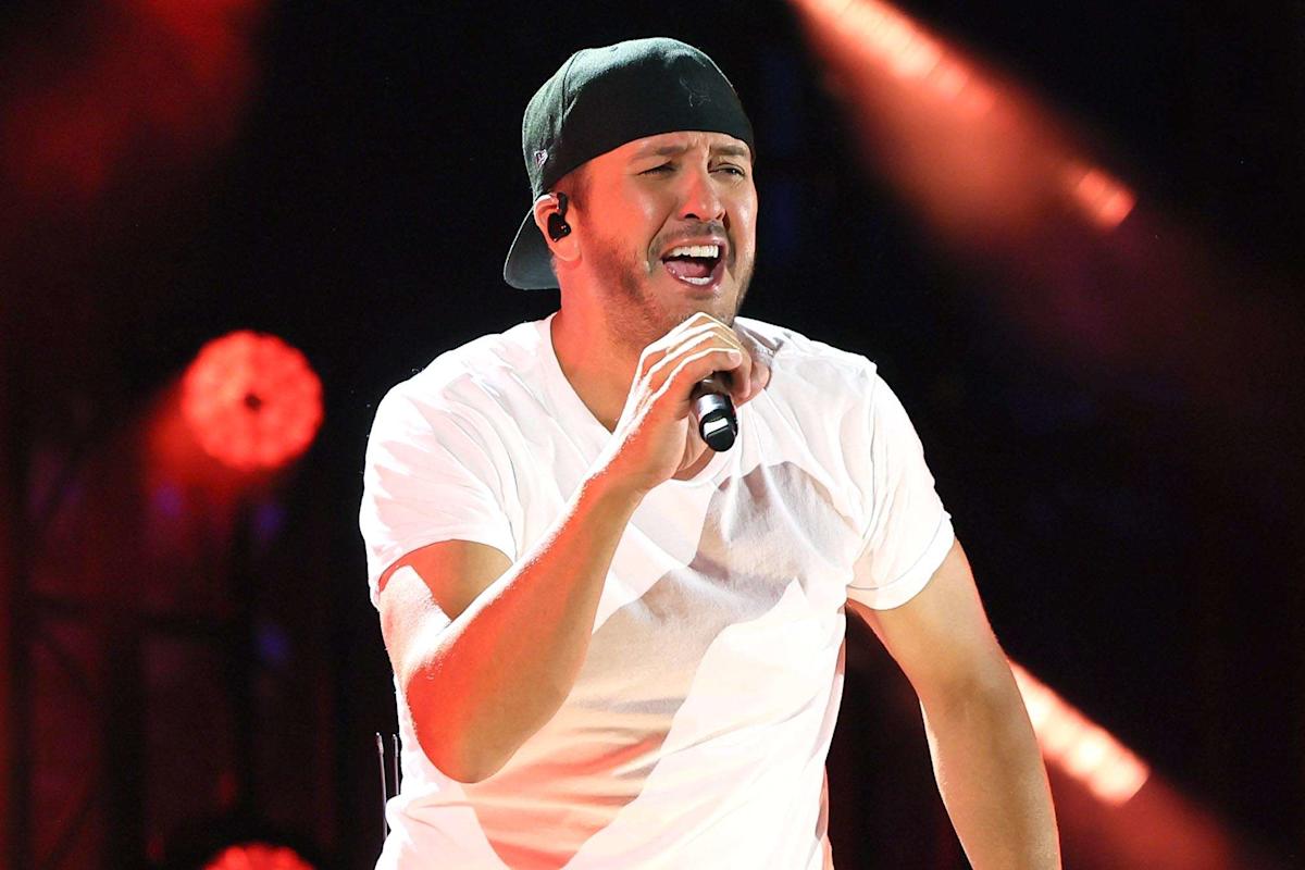 Featured image for Luke Bryan Reacts to Fan Throwing Object During Concert