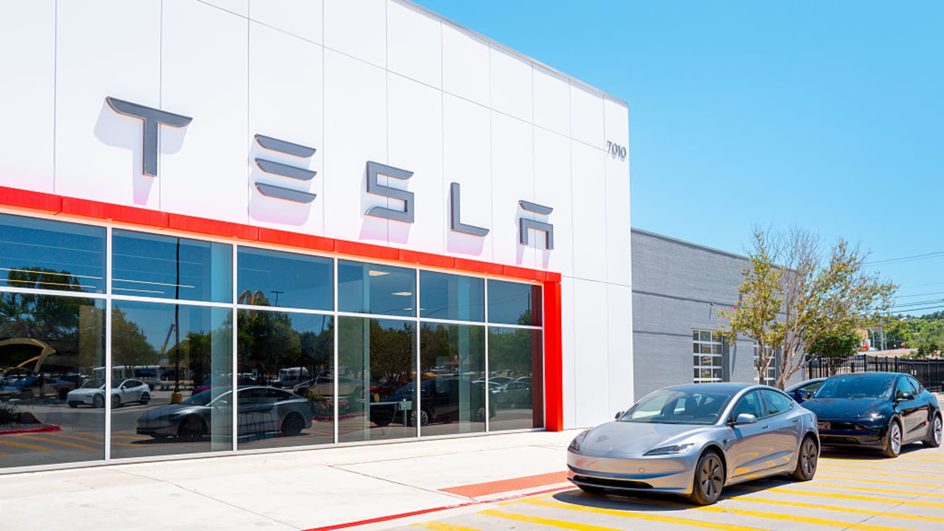 Tesla's European Sales Drop Over 50% Amid BYD's Surge