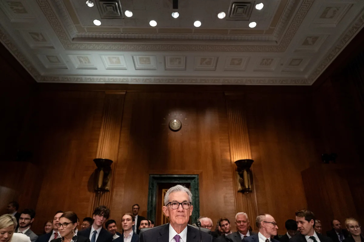 "Political Pressure: Powell's Dilemma in Shaping Interest Rates"