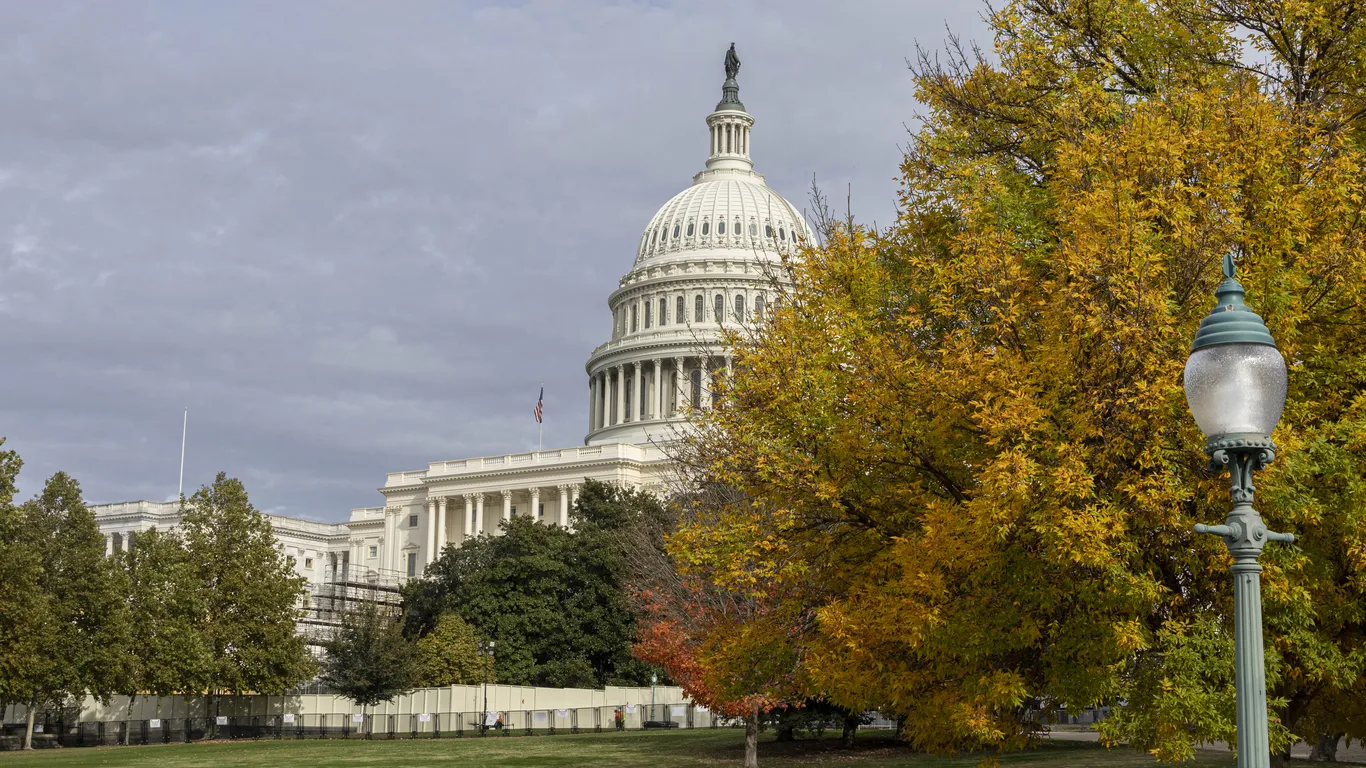 Featured image for Capitol Security Heightened After Man Arrested with Torch and Flare Gun