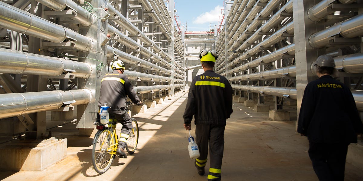 Oil prices fluctuate amid US-Iran negotiations.