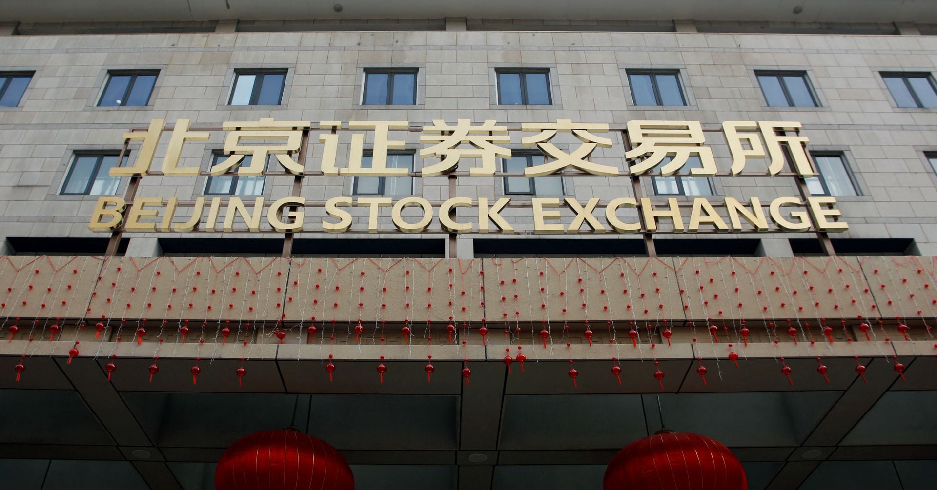 "Japan's Nikkei 225 Surges to 40000: A Sign of Tokyo's Economic Resurgence?"