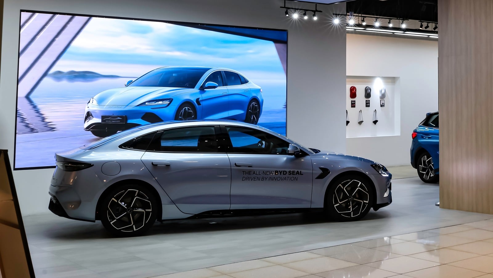 Featured image for BYD Unveils Hybrids with 1,300-Mile Range