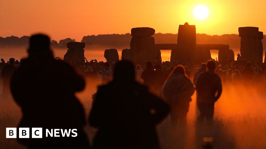 Stonehenge Solstice Sunrise Draws 15,000 Amid Climate Protest