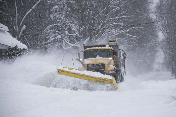 "Anticipating Impactful Winter Storm: Metro Detroit's Snow Scenarios"