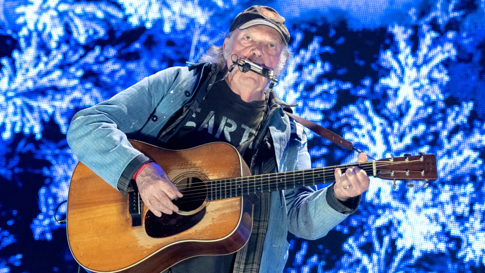 "Neil Young Ends Spotify Boycott Over Joe Rogan Controversy"