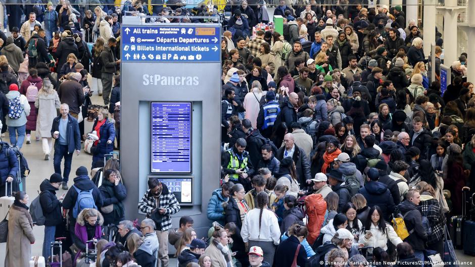 Featured image for Eurostar cancels all London-Europe services amid Channel Tunnel outage