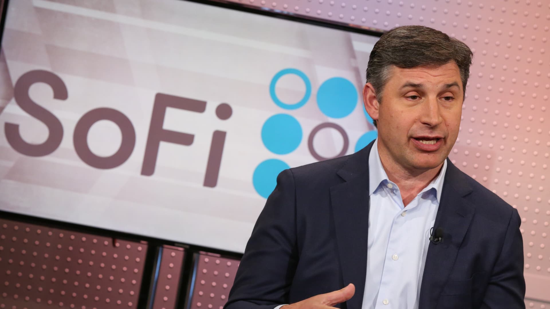 Featured image for SoFi CEO Shares Strategies for Outpacing Big Banks in Second-Quarter Growth