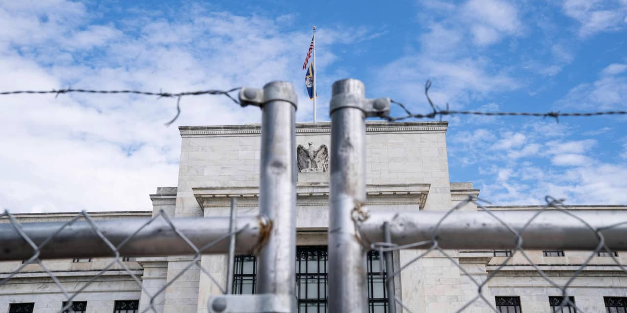 "Experts predict higher interest rates as the Fed's monetary policy loses potency"